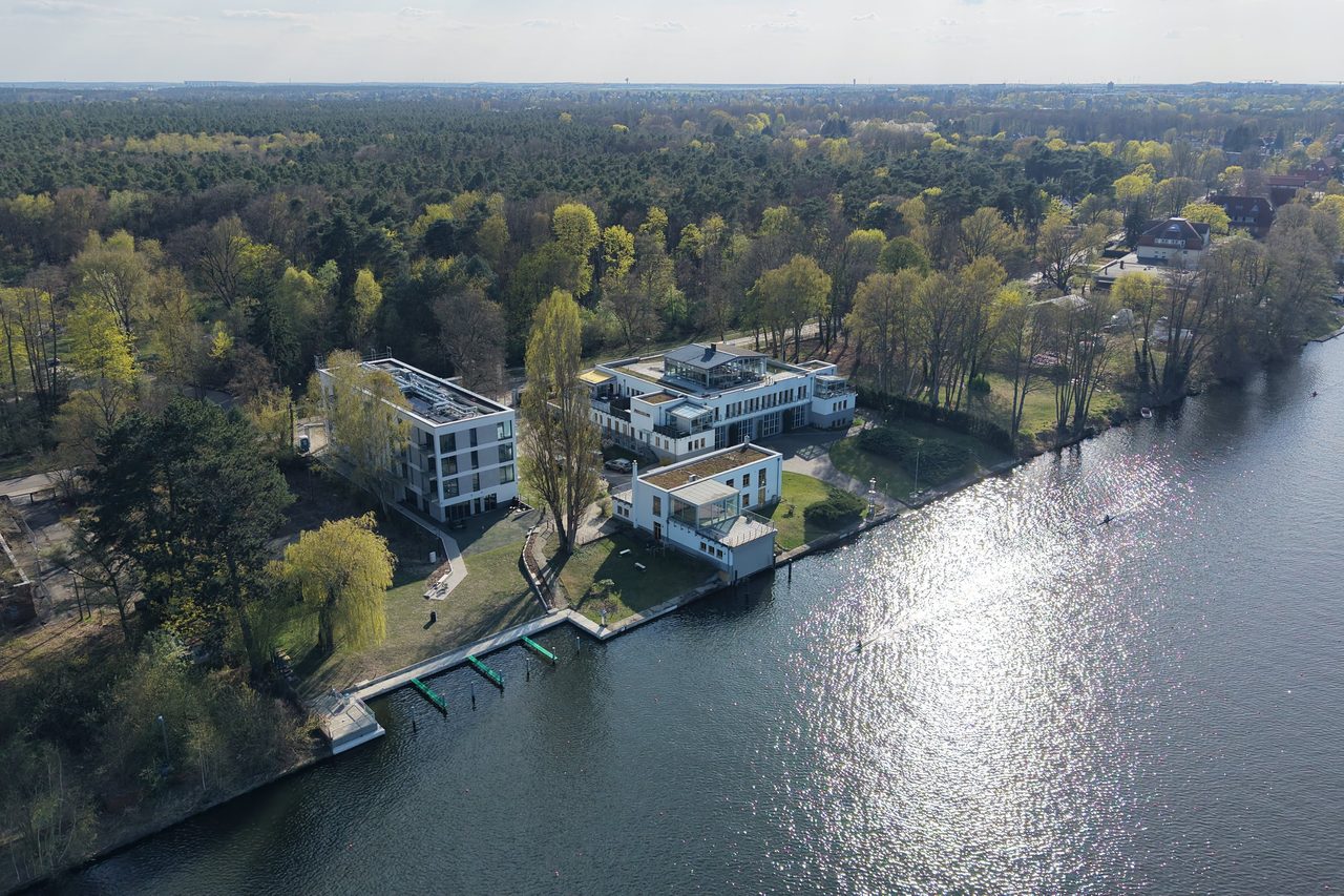 Das H24 Hotel Berlin Grünau aus der Luft, direkt am Wasser mit eigenem Steg
