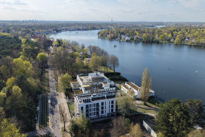 Luftbild von Berlin-Grünau mit dem Hotel am Ufer der Dahme