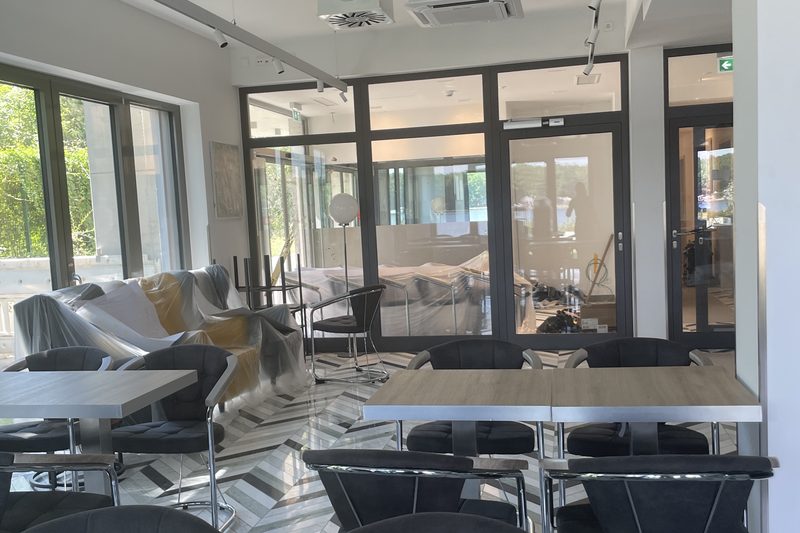 Sitzbereich in der Lobby des Hotels mit Blick nach draußen